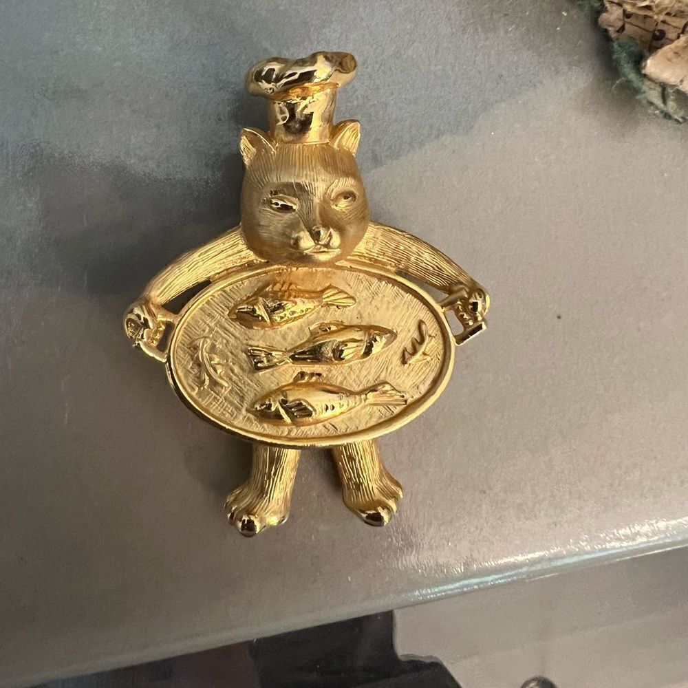 Vintage‎ JJ cat Chef w fish platter gold tone brooch pin. Super cute.